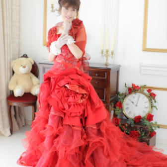 写真:赤のカラードレスでお友達とスタジオ変身写真撮影