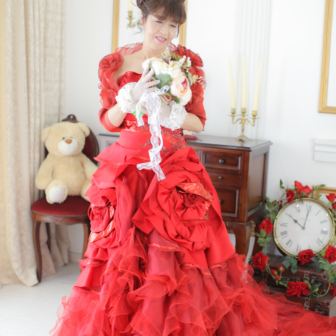 写真:赤のカラードレスでお友達とスタジオ変身写真撮影