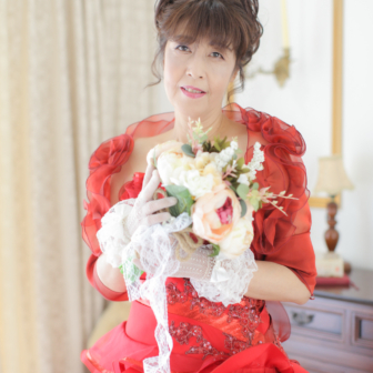 写真:赤のカラードレスでお友達とスタジオ変身写真撮影