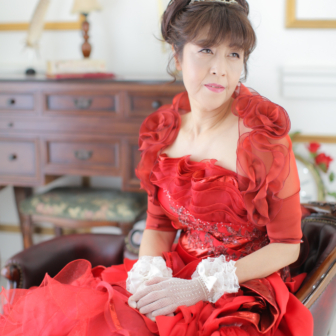 写真:赤のカラードレスでお友達とスタジオ変身写真撮影