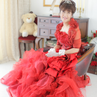 写真:赤のカラードレスでお友達とスタジオ変身写真撮影