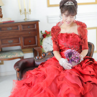 写真:赤のカラードレスでお友達とスタジオ変身写真撮影