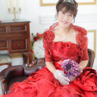 写真:赤のカラードレスでお友達とスタジオ変身写真撮影