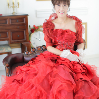 写真:赤のカラードレスでお友達とスタジオ変身写真撮影