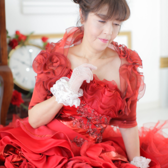 写真:赤のカラードレスでお友達とスタジオ変身写真撮影