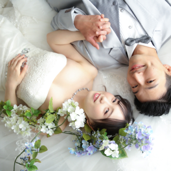 写真：ウェディングドレスとタキシードで結婚記念撮影