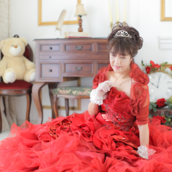 写真：赤のカラードレスでお友達とスタジオ変身写真撮影