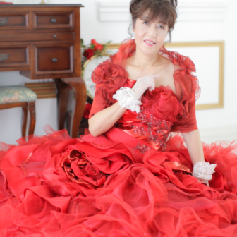 写真:赤のカラードレスでお友達とスタジオ変身写真撮影