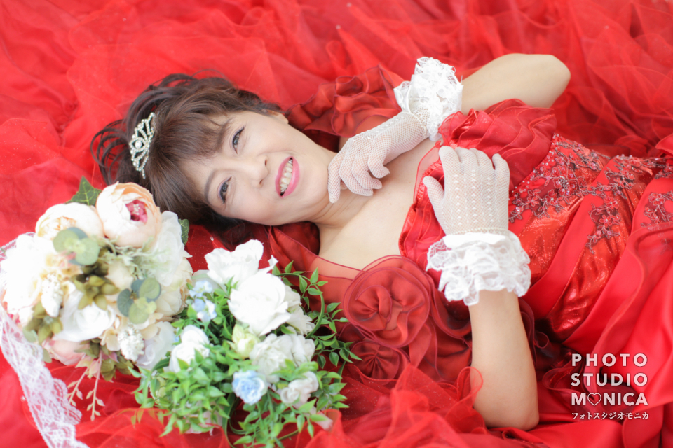 写真:赤のカラードレスでお友達とスタジオ変身写真撮影