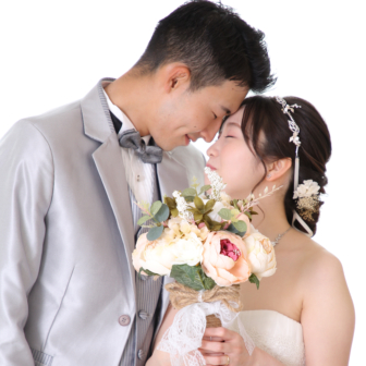 写真：ウェディングドレスとタキシードで結婚記念撮影