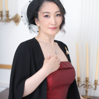 写真:エレガントなドレスでご友人とスタジオ変身写真撮影