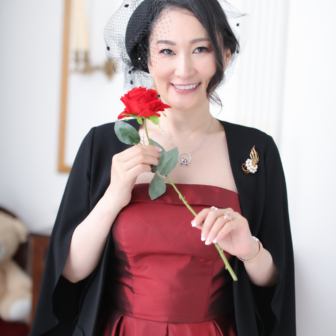 写真:エレガントなドレスでご友人とスタジオ変身写真撮影