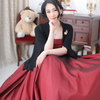 写真:エレガントなドレスでご友人とスタジオ変身写真撮影