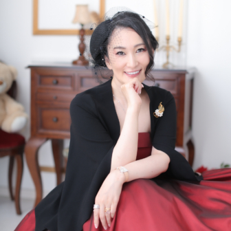 写真:エレガントなドレスでご友人とスタジオ変身写真撮影
