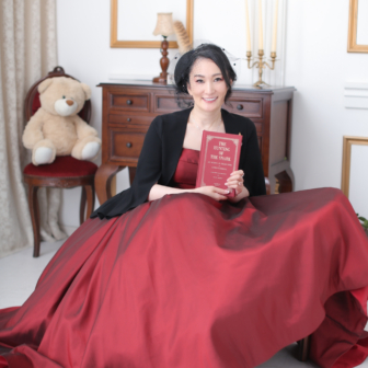 写真:エレガントなドレスでご友人とスタジオ変身写真撮影
