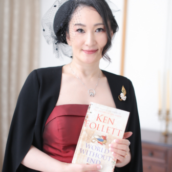 写真:エレガントなドレスでご友人とスタジオ変身写真撮影