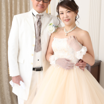 写真:ウェディングドレスとタキシードで結婚25周年記念撮影