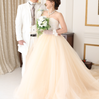 写真:ウェディングドレスとタキシードで結婚25周年記念撮影