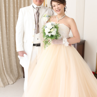 写真：ウェディングドレスとタキシードで結婚25周年記念撮影