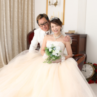 写真:ウェディングドレスとタキシードで結婚25周年記念撮影