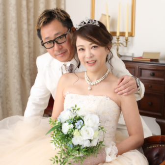 写真:ウェディングドレスとタキシードで結婚25周年記念撮影