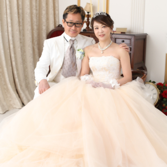 写真：ウェディングドレスとタキシードで結婚25周年記念撮影