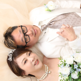 写真:ウェディングドレスとタキシードで結婚25周年記念撮影