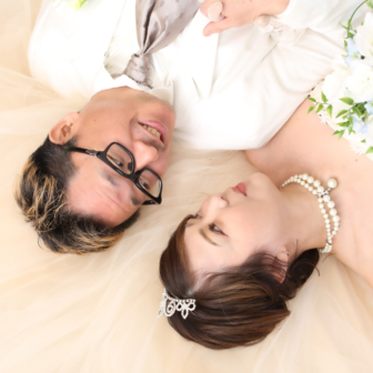 写真:ウェディングドレスとタキシードで結婚25周年記念撮影