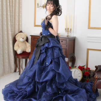 写真：ブルーのカラードレスでスタジオ変身写真撮影