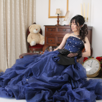 写真:ブルーのカラードレスでスタジオ変身写真撮影