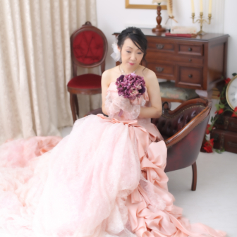 写真：ピンクのカラードレスでスタジオ変身写真撮影