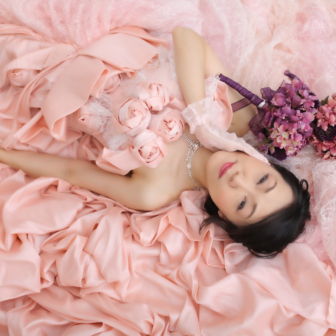 写真:ピンクのカラードレスでスタジオ変身写真撮影