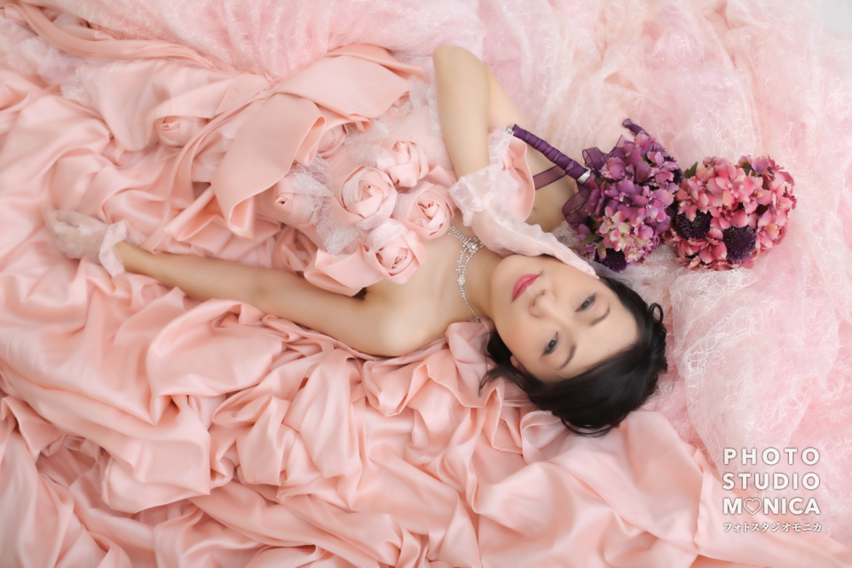 写真:ピンクのカラードレスでスタジオ変身写真撮影