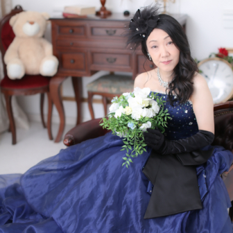写真：ブルーのカラードレスでスタジオ変身写真撮影＋一着追加