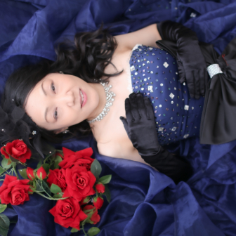 写真:ブルーのカラードレスでスタジオ変身写真撮影+一着追加