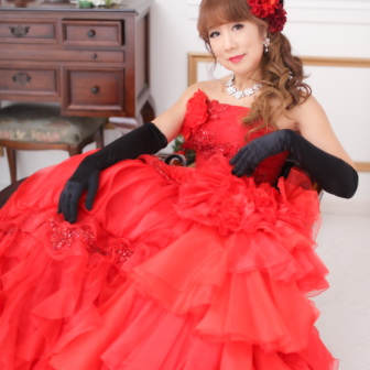 写真：赤のカラードレスでスタジオ変身写真撮影