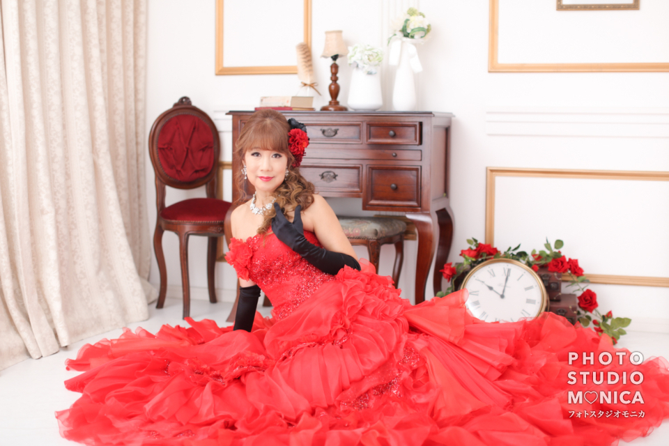 写真:赤のカラードレスでスタジオ変身写真撮影