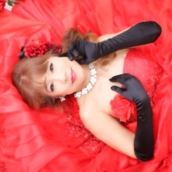 写真：赤のカラードレスでスタジオ変身写真撮影