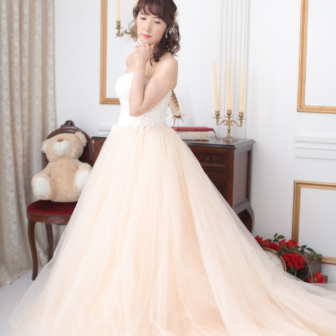 写真:エレガントなドレスでご友人とスタジオ変身写真撮影