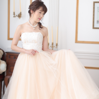写真:エレガントなドレスでご友人とスタジオ変身写真撮影