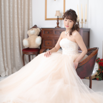 写真:エレガントなドレスでご友人とスタジオ変身写真撮影