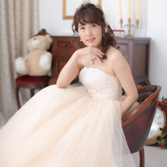 写真:エレガントなドレスでご友人とスタジオ変身写真撮影