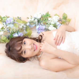 写真:エレガントなドレスでご友人とスタジオ変身写真撮影