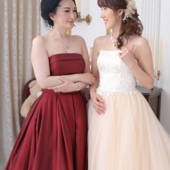 写真:エレガントなドレスでご友人とスタジオ変身写真撮影