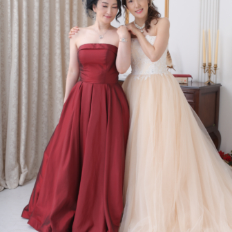 写真:エレガントなドレスでご友人とスタジオ変身写真撮影