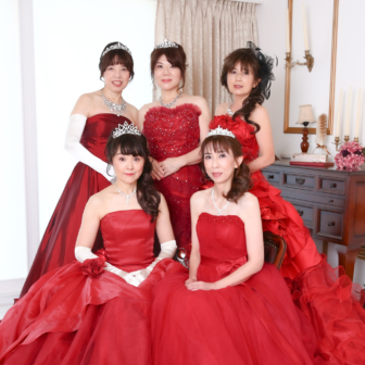 写真:赤のカラードレスでお友達とスタジオ変身写真撮影
