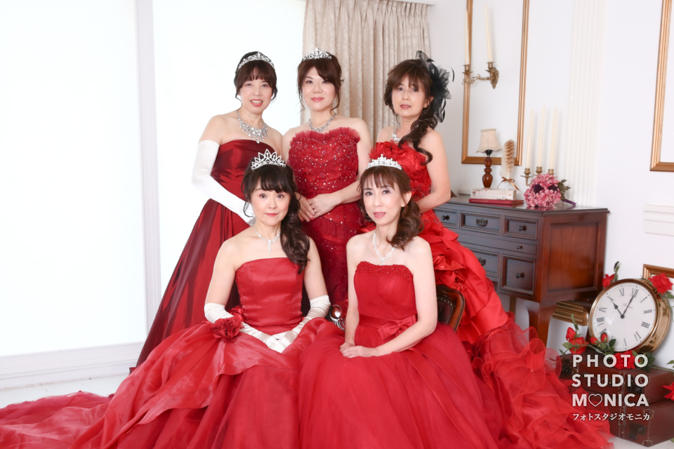 写真:赤のカラードレスでお友達とスタジオ変身写真撮影
