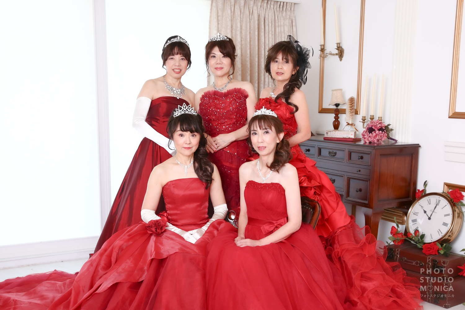 赤のカラードレスでお友達とスタジオ変身写真撮影 | ギャラリー | 京都