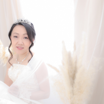 写真:ウェディングドレスでスタジオ変身写真撮影+一着追加