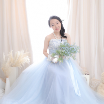 写真:スカイブルーのカラードレスでスタジオ変身写真撮影+一着追加